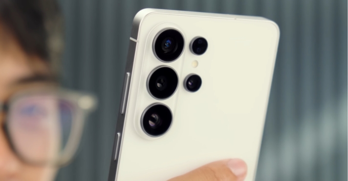 Hãy chọn Galaxy S26 Ultra nếu bạn Đam mê công nghệ, yêu thích sự tùy biến giao diện Ưu tiên khả năng nhiếp ảnh đa dụng với camera 200MP và hệ thống Zoom quang học tầm xa