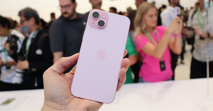 Thiết kế điện thoại iPhone 15 với khung viền nhôm cao cấp và mặt lưng kính nhám