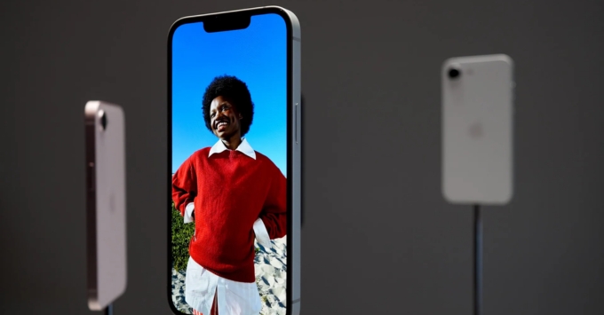 Bạn nên mua iPhone 17e khi muốn sở hữu hiệu năng Apple A19, cần một chiếc smartphone nhỏ gọn, bền bỉ với mặt kính Ceramic Shield 2 thế hệ mới.