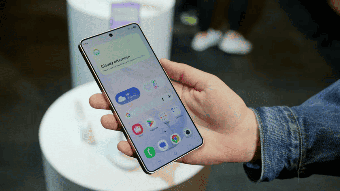 Màn hình 2600 nits rực rỡ của Samsung Galaxy S26 Plus dưới ánh sáng mạnh