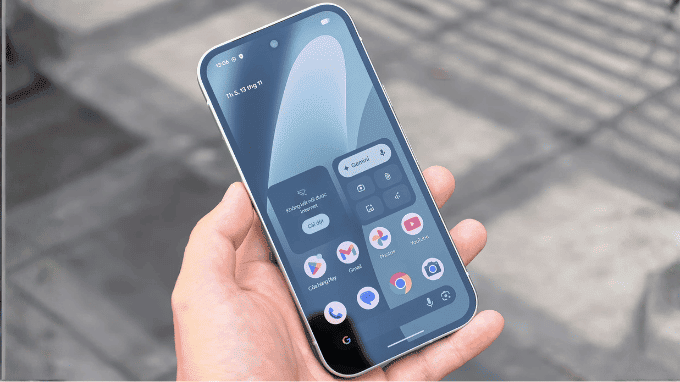 Màn hình Pixel 10a sáng rực với giao diện Android 16