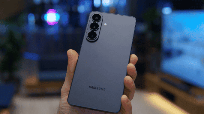 Mặt lưng Satin Finish trên Samsung Galaxy S26 