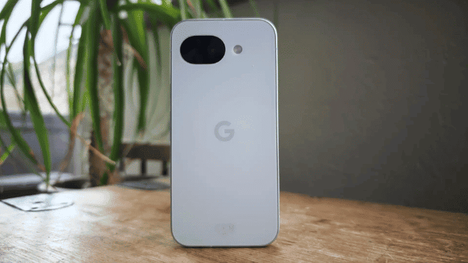 Ngoại hình Google Pixel 10a với camera Bar nhận diện độc đáo