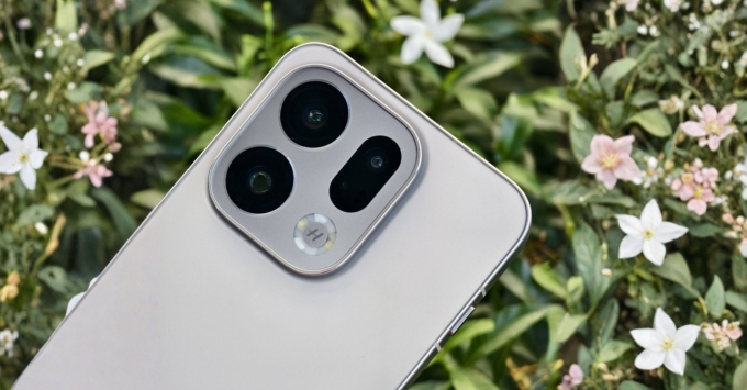 OPPO Find X9 (ra mắt cuối 2025) là flagship toàn diện, phù hợp nhất với những người yêu thích nhiếp ảnh di động, cần hiệu năng siêu mạnh (Dimensity 9500), và thời lượng pin 'khủng' (7.025 mAh).