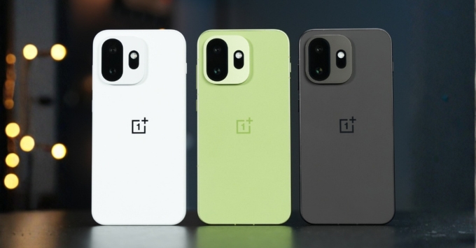 OnePlus 15T thiết kế nhỏ gọn cao cấp với khung kim loại, mặt lưng kính nhám, chuẩn chống nước IP68/IP69 bền bỉ