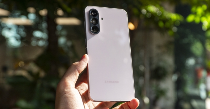 Samsung Galaxy A56 thiết kế mỏng 7.4mm, khung viền kim loại, mặt lưng kính cao cấp, chuẩn kháng nước IP67 bền bỉ