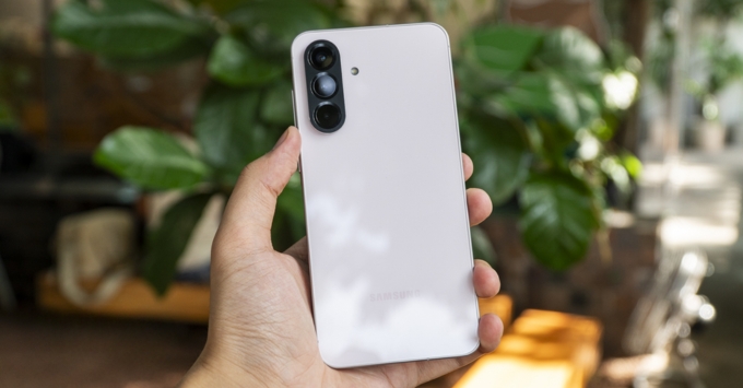 Samsung Galaxy A56 5G là lựa chọn lý tưởng khi bạn tìm kiếm smartphone tầm trung cao cấp (khoảng 9-11 triệu) với thiết kế bền bỉ, màn hình 120Hz mượt mà và hiệu năng ổn định từ chip Exynos 1580.