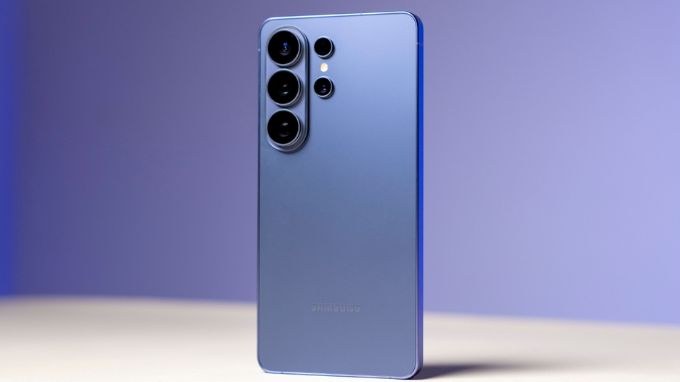 thiết kế của Samsung Galaxy S26 Ultra và OPPO Find X9 Pro