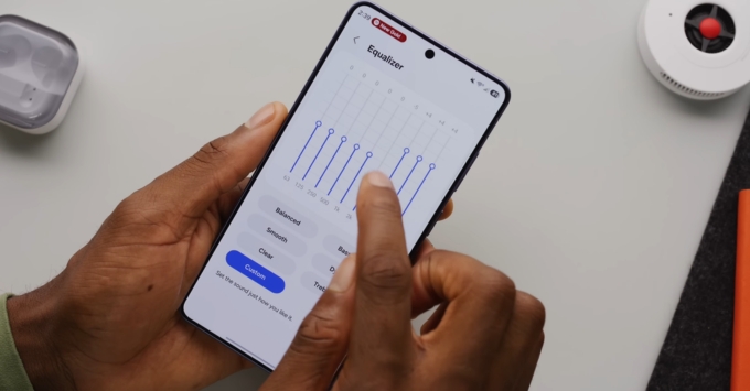 Tính năng AI tối ưu âm thanh trên Samsung Galaxy Buds 4 Pro