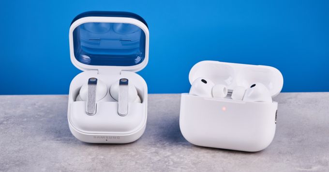Hình ảnh cận cảnh Samsung Galaxy Buds 4 Pro và AirPods Pro 3 đặt gần nhau để so sánh