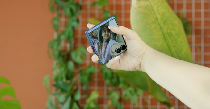 Samsung Galaxy Z Flip7 hỗ trợ chụp selfie linh hoạt với chế độ gập