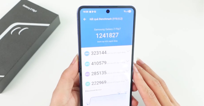 Samsung Galaxy Z Flip7 trang bị chip xử lý mạnh mẽ cho hiệu năng ổn định