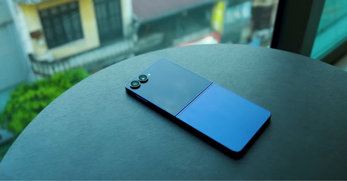 Samsung Galaxy Z Flip7 thiết kế gập vỏ sò nhỏ gọn, thời trang cao cấp