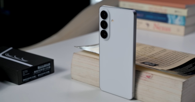 Hãy chọn mua Samsung S26 khi bạn: Đặt ưu tiên cao cho một chiếc smartphone nhỏ gọn, mong muốn trải nghiệm các tính năng AI tiện lợi