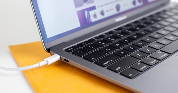 MacBook Air M1 trang bị cổng Thunderbolt USB-C tốc độ cao