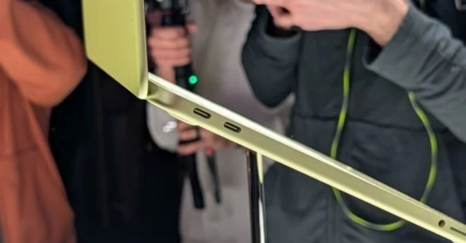 Cổng sạc và kết nối trên MacBook Neo hỗ trợ sạc nhanh tiện lợi