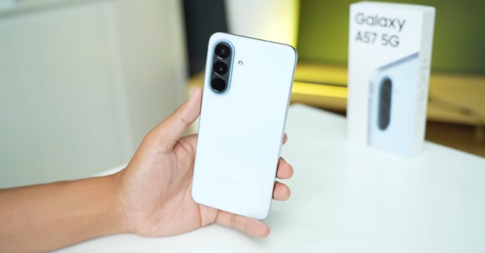 Thiết kế Samsung Galaxy A57 sang trọng với khung viền kim loại, mặt lưng kính nhám chống bám vân tay, mỏng nhẹ hiện đại