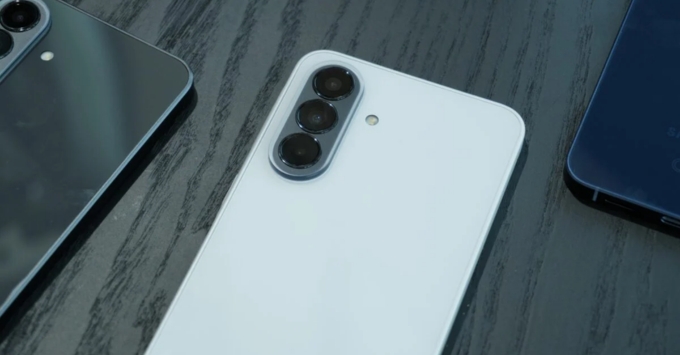 Samsung Galaxy A57 camera trước 32MP selfie rõ nét, tích hợp AI làm đẹp thông minh