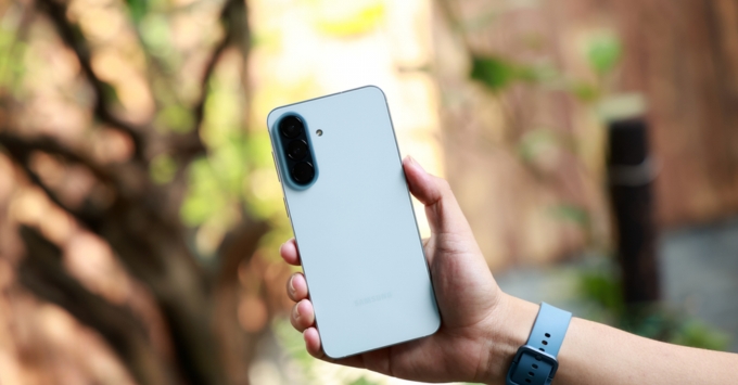 Galaxy A57 là lựa chọn lý tưởng cho người dùng trẻ sáng tạo nội dung, nhân viên văn phòng năng động hoặc những ai tìm kiếm smartphone cận cao cấp (giá khoảng 12 triệu) có thiết kế sang trọng, kháng nước IP68, hiệu năng mạnh mẽ với Exynos 1680 và tích hợp AI thông minh.