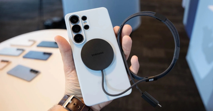 Samsung Galaxy S26 Ultra 5G 16GB 1TB hỗ trợ sạc không dây tiện lợi