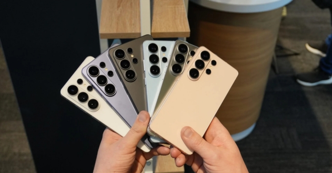 Cận cảnh cạnh viền vuông vức của 6 màu điện thoại Samsung Galaxy S26 Ultra 5G 16GB 1TB