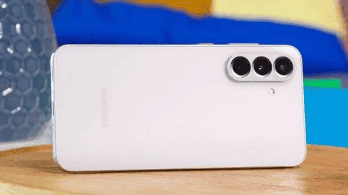 Thiết kế Galaxy A56 và A57 khá tương đồng với khung nhôm chắc chắn, cầm đầm tay