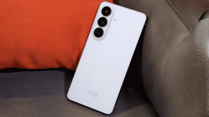 Thiết kế Galaxy S26 Plus thanh thoát và nhẹ nhàng trên tay