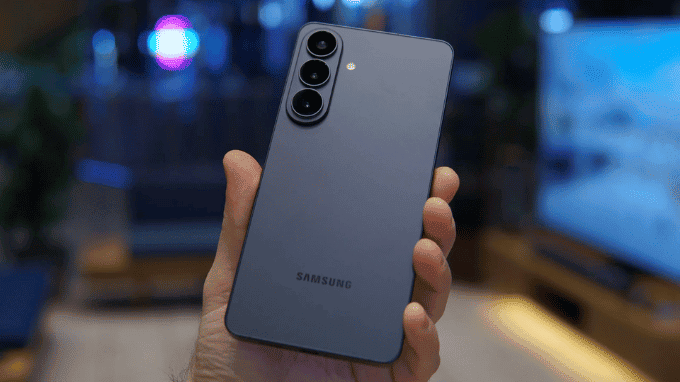 Thiết kế mỏng 7.3mm cùng viền màn hình siêu mỏng của S26 Plus