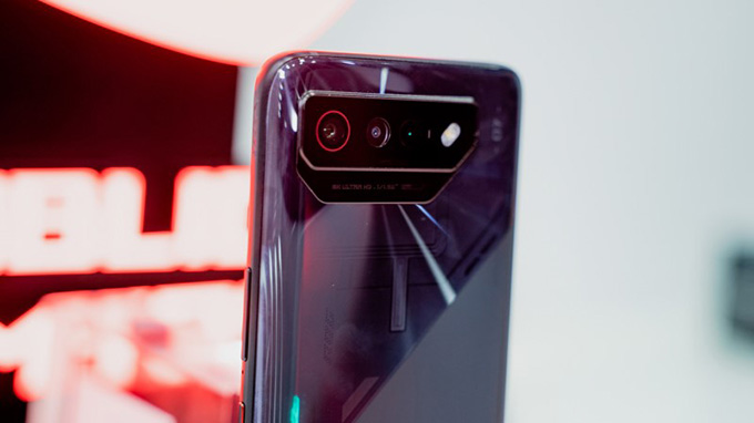 ROG Phone 6 và ROG Phone 7 đều có camera chính và camera góc siêu rộng giống nhau