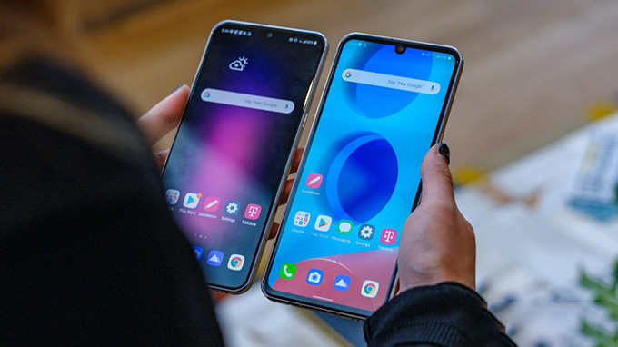 LG V60 ThinQ cung cấp đa dạng tùy chọn phiên bản hơn từ dung lượng RAM 8GB và dung lượng lưu trữ 128GB hoặc 256GB