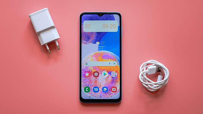 Thiết kế cùng màn hình, đại diện đến từ LG nhỉnh hơn