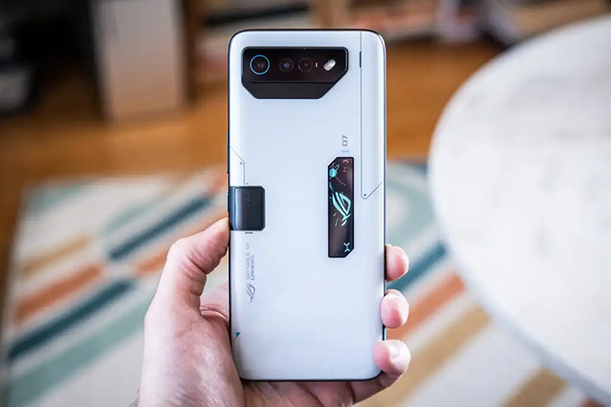 ASUS trang bị viên pin dung lượng 6000mAh được phân chia thành 2 cell pin nhỏ hơn với dung lượng 3000mAh