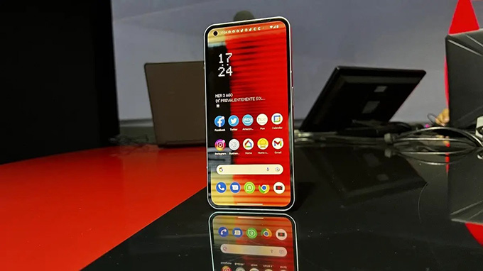 Ở mặt trước, sản phẩm đi kèm với màn hình 6.55 inch có độ phân giải Full-HD+ và tần số quét 120Hz.