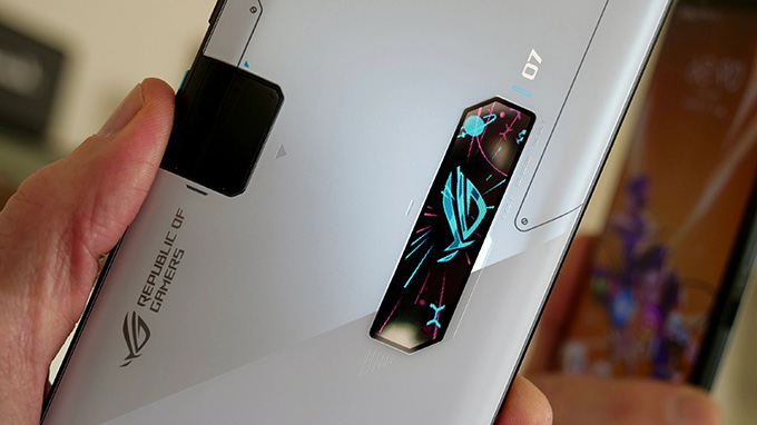 Màn hình phụ của ASUS chỉ được trang bị trên phiên bản ROG Phone 7 Ultimate