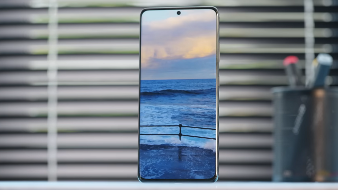 Màn hình tràn viền trên Galaxy S21 Ultra cũ