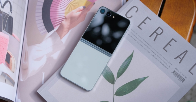 Top điện thoại hợp mạng mộc Samsung Galaxy Z Flip5