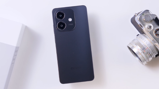 OPPO A3 thiết kế bền bỉ, màn hình sáng rực