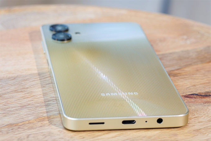 Samsung Galaxy A06 giá rẻ sở hữu thiết kế đặc trưng của dòng A-series