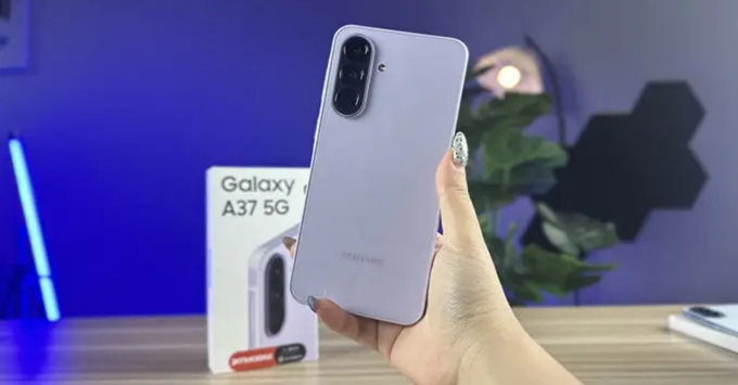 Samsung Galaxy A37 thiết kế nguyên khối hiện đại, mặt lưng kính cao cấp, khung viền kim loại chắc chắn, mỏng nhẹ chỉ ~8mm