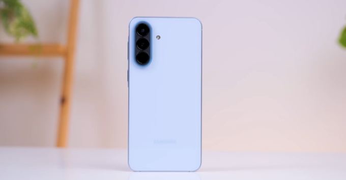 Oppo Reno 15 F ngoại hình sang trọng, hoàn thiện tinh tế, chuẩn xu hướng smartphone 2026