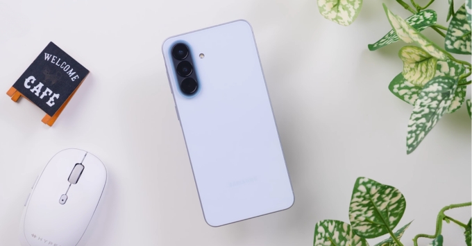 Oppo Reno15 F 5G là lựa chọn lý tưởng cho người dùng trẻ, Gen Z, sinh viên hoặc nhân viên văn phòng ưu tiên thiết kế thời trang, pin siêu khủng (7.000mAh) và camera selfie độ phân giải cao (50MP).