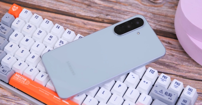 Oppo Reno 15 F thiết kế mỏng nhẹ 7.8mm, khung viền vuông cao cấp, mặt lưng kính nhám chống bám vân tay