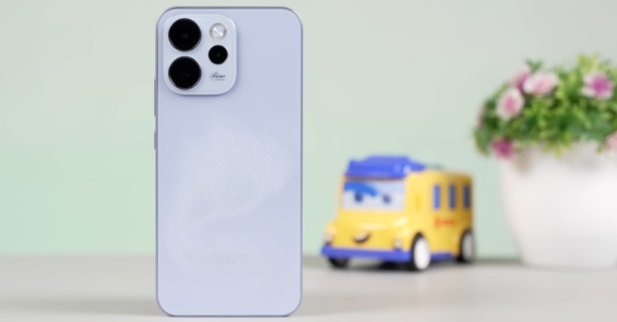 Samsung Galaxy A57 5G thiết kế nguyên khối sang trọng, mặt lưng nhám cao cấp, khung viền mỏng nhẹ, chuẩn kháng nước IP67 bền bỉ