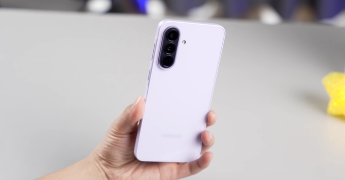 Galaxy A37 là lựa chọn lý tưởng nếu bạn cần một smartphone tầm trung (khoảng 10 triệu) bền bỉ, hỗ trợ cập nhật lâu dài (6 năm). Máy phù hợp với người dùng thích màn hình Super AMOLED 120Hz siêu sáng (1900 nits), camera 50MP chống rung OIS ổn định, hiệu năng mượt mà từ chip Exynos 1480 và kháng nước IP68.