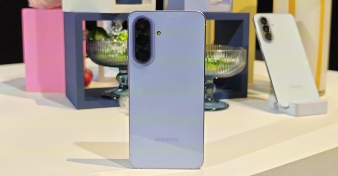 Thiết kế Samsung Galaxy A37 5G với khung mỏng nhẹ 196g, mặt lưng bóng cao cấp, chuẩn kháng nước IP68, kính Gorilla Glass Victus+ bền bỉ