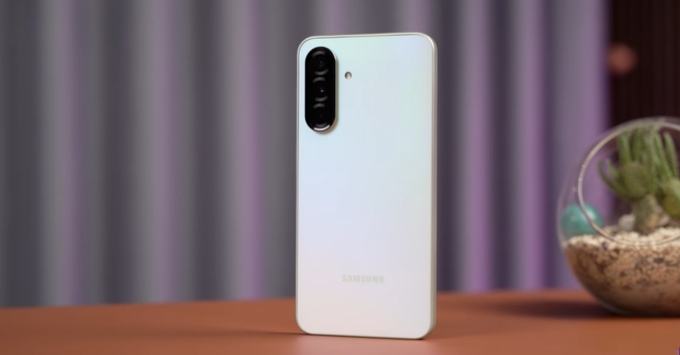 Đánh giá Samsung Galaxy A37 5G với màn hình Super AMOLED 6.7 inch 120Hz, chip Exynos 1480, camera 50MP OIS, pin 5000mAh sạc nhanh 45W và tính năng AI thông minh