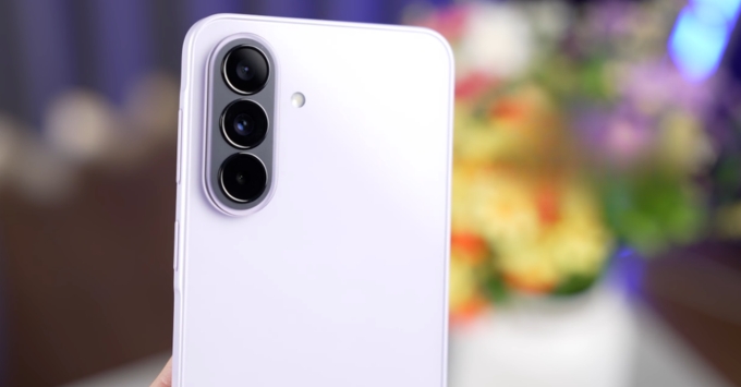 Camera Samsung Galaxy A37 5G gồm camera chính 50MP OIS, góc siêu rộng 8MP, macro 5MP và camera trước 12MP hỗ trợ chụp đêm Nightography