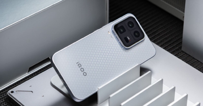 Vivo iQOO 15 Ultra thuộc Top điện thoại Vivo cũ đáng mua nhất