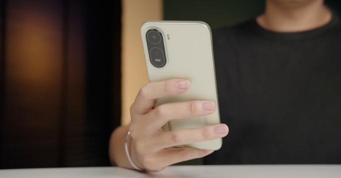 Bạn nên mua Xiaomi Redmi A7 Pro khi tìm kiếm một chiếc smartphone giá rẻ dưới 4-5 triệu đồng có pin siêu khủng 6.000mAh, màn hình lớn 6.9 inch sáng rõ (800 nits) và hiệu năng đủ dùng với chip Unisoc T7250, bộ nhớ trong 128GB.