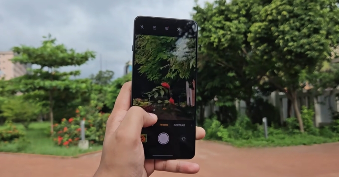 Hệ thống camera kép mặt sau của OnePlus Ace 6 Ultra gồm camera chính 50MP hỗ trợ chống rung quang học OIS và ống kính góc siêu rộng 8MP.